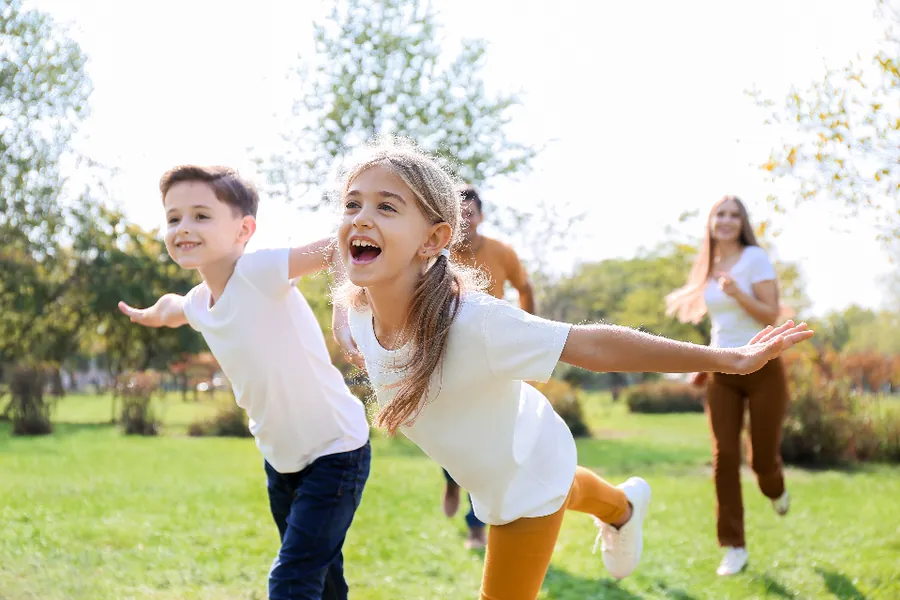 Дети бегут во время подвижной игры на занятии